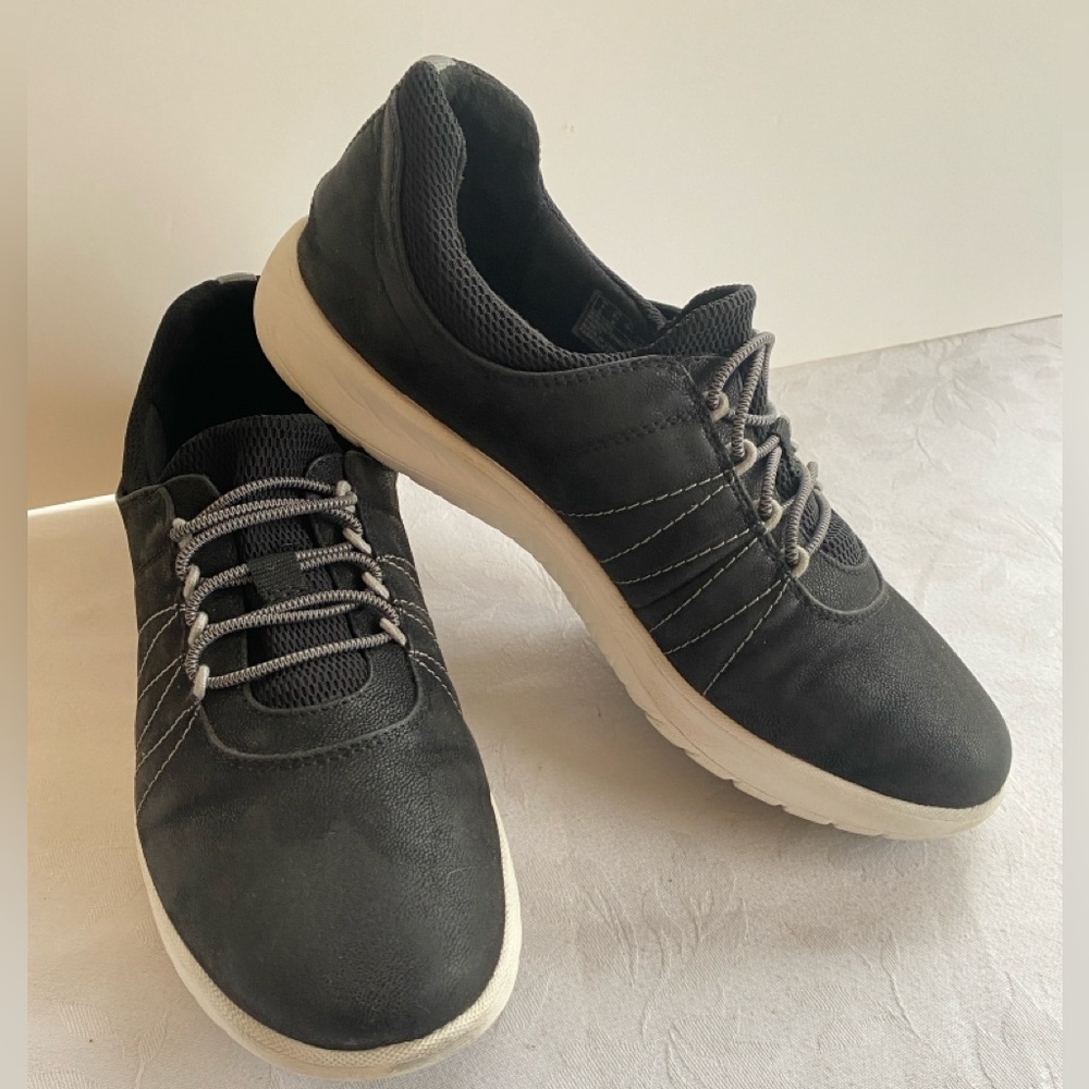 Clarks Cloudsteppers Lightweight Sneakers Size 8.5
